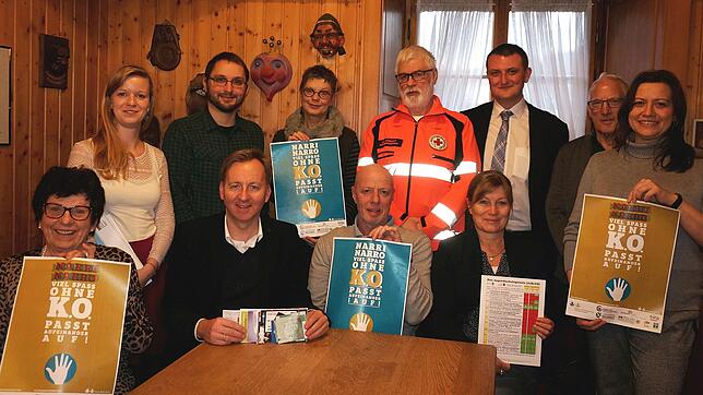 Sie stehen hinter der Kampagne gegen Drogenmissbrauch an der Fasnacht (von links): Heidi Maier (Narrenzunft Tiengen), Nikola Rupp ...