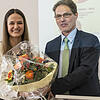 Bürgermeister Dieter Stauber gratuliert Andrea Hafner zum Dr.-Ilse-Essers-Preis.