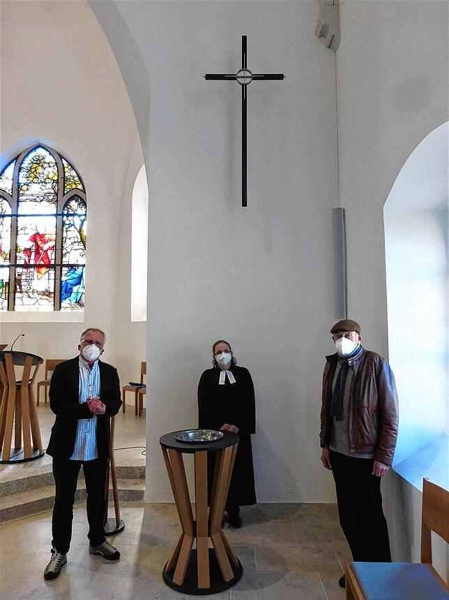 Schlicht und elegant: Blick auf das neue Kreuz in der evangelischen Christuskirche in Tiengen, unter ihm stehen (von links) Rolf Boll, ...