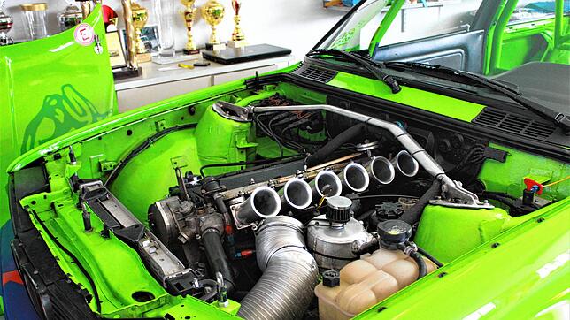 Ein Blick in den Motorraum des historischen BMWs macht deutlich, dass es sich hier um einen Rennwagen handelt.