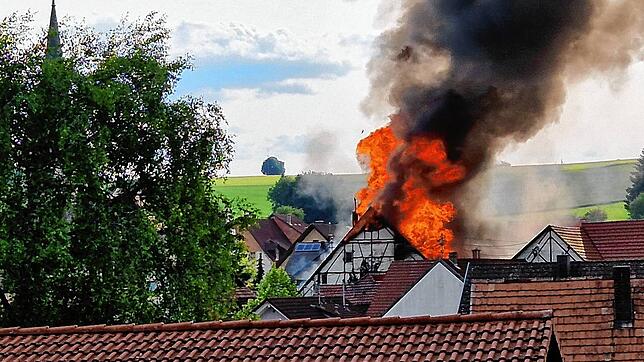 Im Ortskern von Riedöschingen brennt am frühen Samstagabend ein Gebäude.