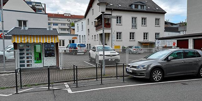 Es würden keine Parkplätze entfallen, schreibt Pressesprecher Benedikt Brüne. Doch auch in der Brauneggerstraße/Ecke Rheingutstraße ...