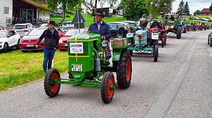 Rund 40 Oldtimer-Traktoren sind am Sonntag beim Fest der Trachtenkapelle zu sehen gewesen. Bild: Stefan Pichler