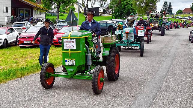 Rund 40 Oldtimer-Traktoren sind am Sonntag beim Fest der Trachtenkapelle zu sehen gewesen. Bild: Stefan Pichler