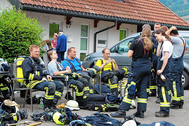 Bild 8: Scheune brennt: Bilder vom Großeinsatz der Feuerwehr in Bernau-Goldbach
