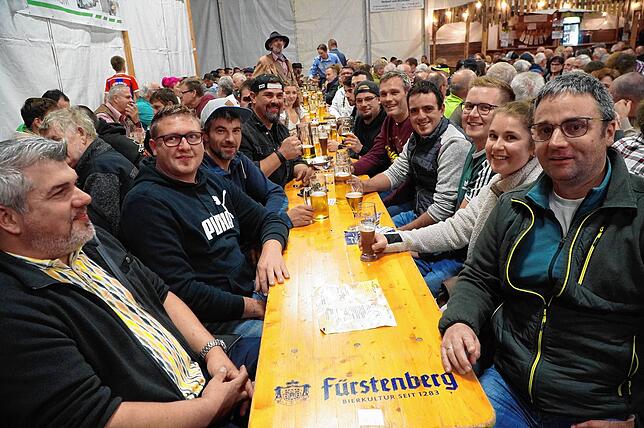 Prima Stimmung in den Reihen des Festzelts beim Wiechser Oktoberfest.