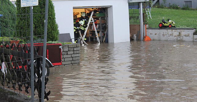 Land unter: Vollgelaufene Keller und Garagen in Brigachtal. Die Feuerwehr tut, was sie kann. Bild: Elmar Weisser