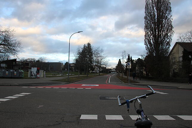 Plötzlich endet die Fahrradstraße: Die Kreuzung Im Iben unterbricht den Fahrradweg. Hier gilt auf einmal rechts vor links.