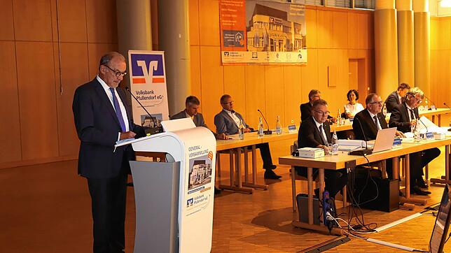 Emil Gabele verlas den Prüfbericht des baden-württembergischen Genossenschaftsverband. Im Hintergrund die restliche Vorstandschaft und ...