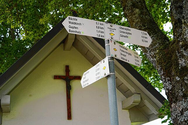 Vom Wegkreuz an der kleinen Feldkapelle auf 741 Metern Höhe führen Wanderwege in alle Himmelsrichtungen.