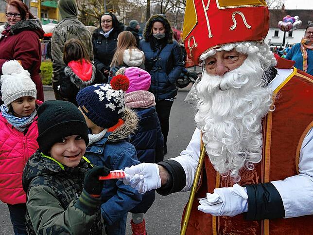 Der Nikolaus wird auch beim Weihnachtsmarkt in Rielasingen erwartet. Dieser findet zwar statt, wird aber kleiner und rund um den ...
