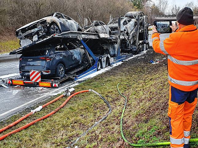 Bild 18: Bilder von Einsatz und Bergung auf der B 31: E-Autos brennen