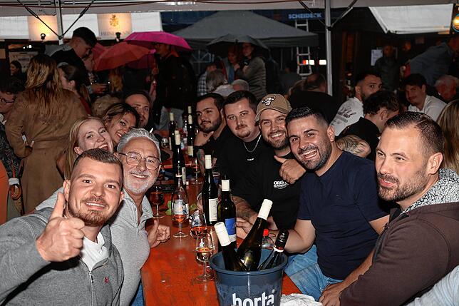 Bild 13: Beim Konstanzer Weinfest 2025 steigt schon am Eröffnungsabend die Stimmung - Die schönsten Bilder