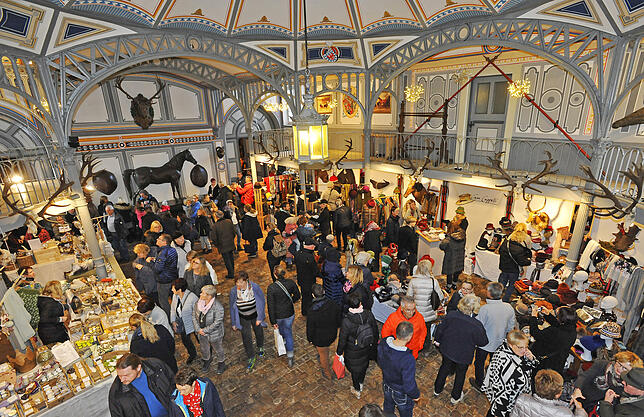 Weihnachtsatmosphäre in fürstlichem Ambiente genießen: Nicht nur die Anspannhalle des Marstalls lockt die Besucher in Massen.