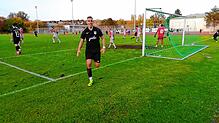 Moritz Eckert von Anadolu Radolfzell jubelt nach dem späten Siegtreffer seiner Mannschaft mit der Sk-Kamera.