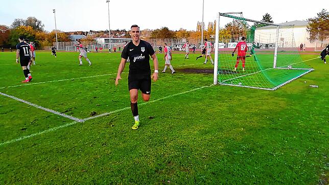 Moritz Eckert von Anadolu Radolfzell jubelt nach dem späten Siegtreffer seiner Mannschaft mit der Sk-Kamera.