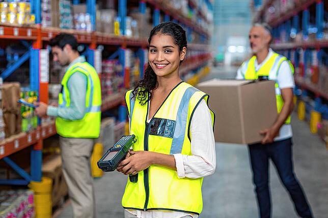 Eine junge Mitarbeiterin in einem Lager: Mit diesem Foto, das nicht im Unternehmen aufgenommen worden ist, wirbt die Grieshaber ...