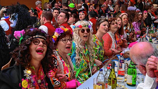 Die Stimmung ist prima beim Ball der Katzenmusik. Es wird gesungen und geschunkelt.