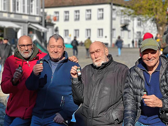 Trafen sich vor wenigen Tagen auf einen Kräuterlikör in Konstanz: die früheren DJK-Spieler Bernd Weber (links) und Heiko Hildebeutel ...