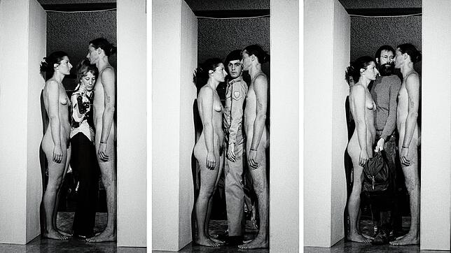 Abramovic und ihr damaliger Partner Ulay stehen 1977 nackt im Eingang einer Ausstellung (schwarz-weiße Bilder). Besucher müssen an den ...