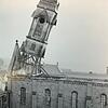 Der Turm der alten katholischen Kirche fällt im Mai 1960. Das Gotteshaus war aufgrund der wachsenden Gemeinde zu klein geworden. Der ...