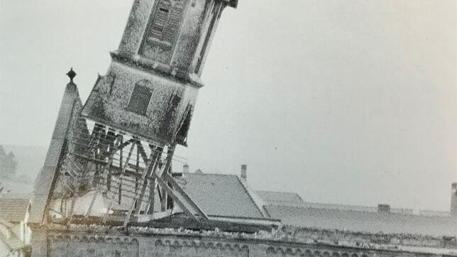 Der Turm der alten katholischen Kirche fällt im Mai 1960. Das Gotteshaus war aufgrund der wachsenden Gemeinde zu klein geworden. Der ...