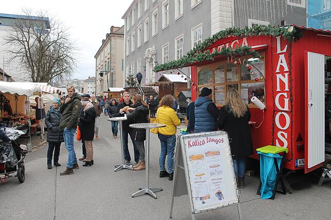 Im Zentrum des Weihnachtsmarktes, der erstmals unter der Bezeichnung Schwarzwaldzauber an den Start ging, stand die alte Hofbibliothek ...