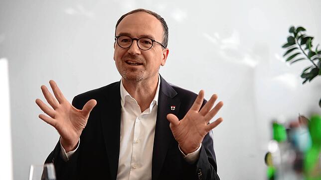 Uli Burchardt beim Interview-Termin mit dem SÜDKURIER. Interviewt wurde er von Redakteur Andreas Schuler.