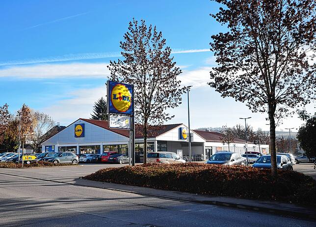 Wo rechts Autos und Bäume stehen war früher das Douglas&lsquo;sche Forstamt.