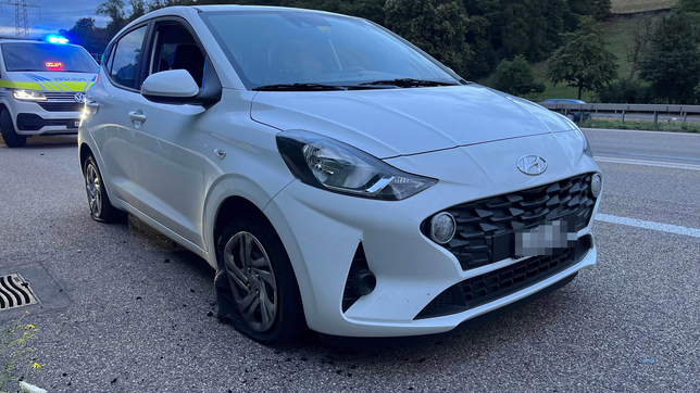 Ein Autofahrer flüchtete auf der A3 mit hoher Geschwindigkeit vor der Polizei. Die Flucht endete nach rund 20 Kilometern mit platten Reifen.