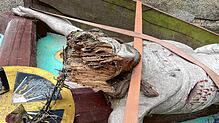 Der Kopf der Christusfigur wurde beim Umsturz stark beschädigt. Foto: Tobias Jaklin