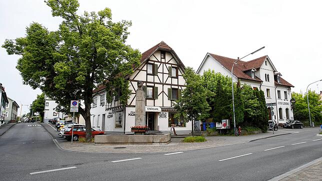 Der Gasthof Linde in Wollmatingen (rechts) sowie das angrenzende Fachwerkhaus sollen abgerissen werden und einem Neubau weichen. Nachdem ...