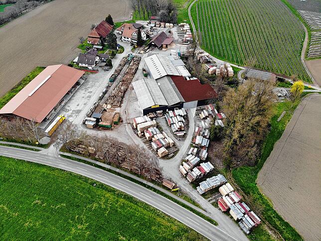 Das Luftbild von 2019 zeigt das heutige Gelände mit der neuen Werkshalle, links im Bild.
