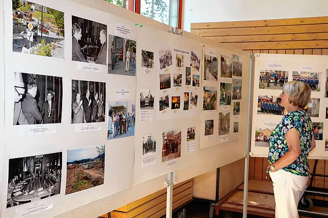 In der Luibrechthalle ist hier eine Bilderausstellung zu 50 Jahre Überlingen-Lippertsreute zu sehen.