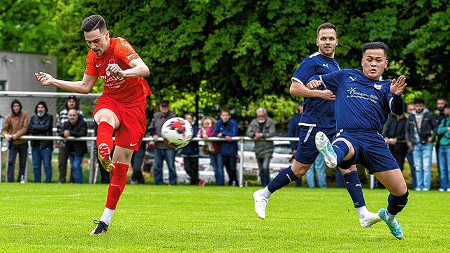 Derby am Langenstein: Bruno Golic (links) ist beim FC Tiengen 08 immer für ein Tor gut. Hier zieht er im Bezirkspokal-Finale der ...