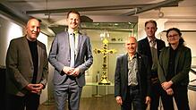 Freuen sich schon auf die Eröffnung der neuen Sonderausstellung im Stadtmuseum (von links): Pfarrer Heinz Vogel, der das Vortragekreuz ...