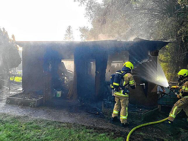 Den Einsatzkräften gelingt es, dass die Flammen nicht auf die Kleingartenanlage übergreifen. Nach wenigen Minuten ist das Feuer unter ...