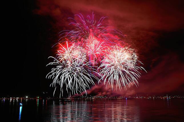 Bild 15: Konstanzer Seenachtfest 2024 - Jetzt knallt's! Das Feuerwerk am Bodensee bringt Zuschauer zum Staunen