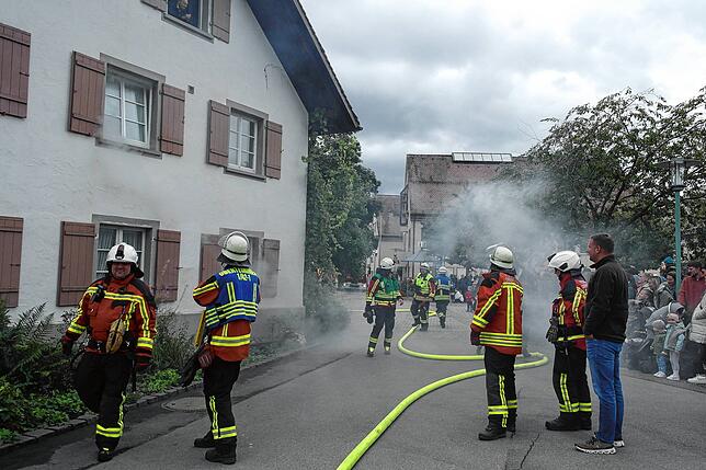 Jahreshauptübung der Freiwilligen Feuerwehr Oberteuringen: Ausgegangen wurde von einem Zimmerbrand im Mesnerhaus mit drei ...