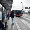 Warten auf den Bus: Fahrgäste am Sternenplatz wollen mit dem Bus der Stadtwerke Konstanz fahren. Damit mehr Menschen den Bus nutzen, ...