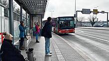 Warten auf den Bus: Fahrgäste am Sternenplatz wollen mit dem Bus der Stadtwerke Konstanz fahren. Damit mehr Menschen den Bus nutzen, ...