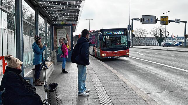 Warten auf den Bus: Fahrgäste am Sternenplatz wollen mit dem Bus der Stadtwerke Konstanz fahren. Damit mehr Menschen den Bus nutzen, ...