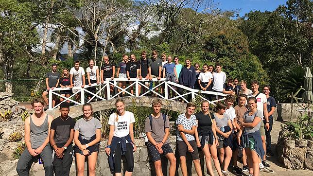 Die Gruppe deas Ocean College (hier auf Kuba) hat schon einen Großteil der Reise hinter sich. Nele Haarmann befindet sich im Bild rechts ...