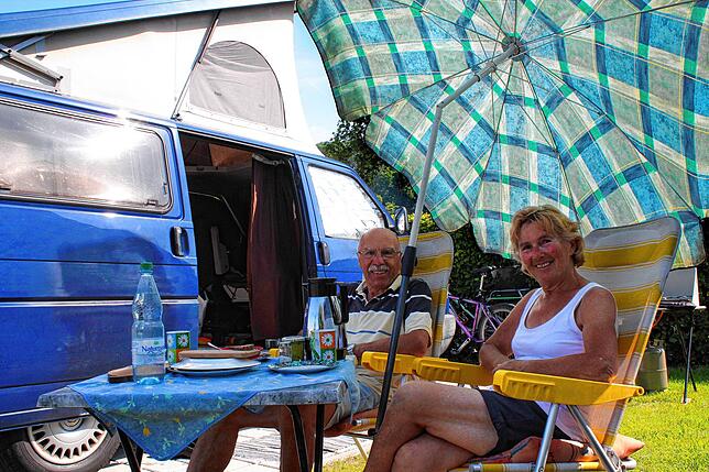 Erwin und Bärbel Link aus dem Remstal sind schon seit mehr als 20 Jahren mit ihrem VW-Bus unterwegs. Größere Pannen hatten sie noch nie, ...