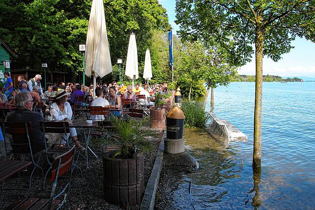 Gemütliches Beisammensein mit im Biergarten am Bodensee, hier in Fischbach.