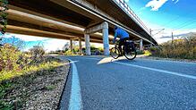 Unter dieser Brücke am Stiegelengasse führt der Radweg auf die Kindlebildstraße. Hier könnte eine Abzweigung direkt zur Reichenau und ...