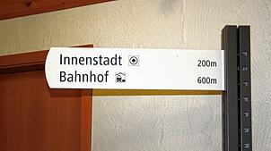 Ein Muster für die neue Beschilderung in Todtmoos brachte Michael Schmitz mit in die Sitzung des Tourismus-Ausschusses des Gemeinderats. ...