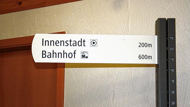 Ein Muster für die neue Beschilderung in Todtmoos brachte Michael Schmitz mit in die Sitzung des Tourismus-Ausschusses des Gemeinderats. ...