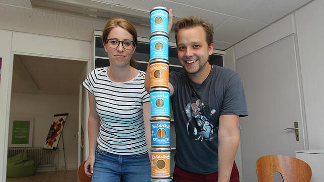 Lieber stapeln als wegwerfen: Die Konstanzer Jungunternehmer Janine Trappe und Matthias Helmke (von links) stellen Knödel aus nicht ...