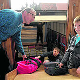 Herbst 2014: Andreas Beck und sein Sohn Leander geben die Kisten und Koffer an Jens König weiter, der sie im Transportlaster verstaut. ...